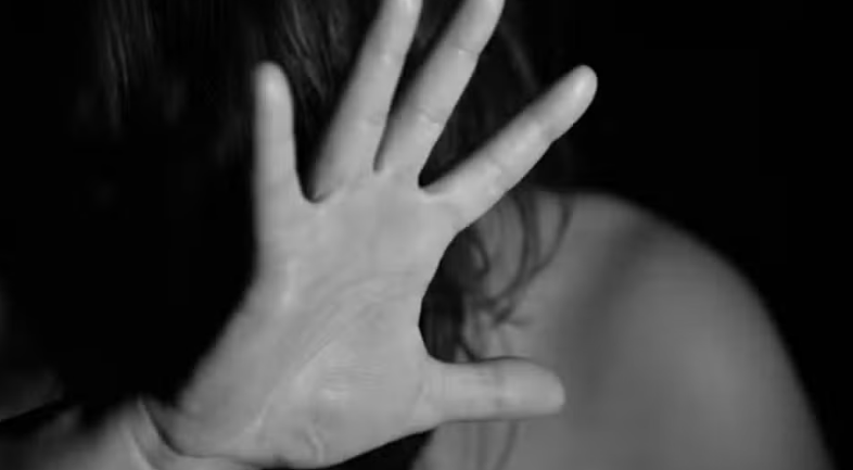 Homem é condenado a 37 anos por obrigar ex-mulher a beber soda cáustica e tentar degolá-la