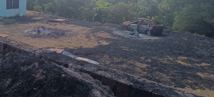 Incêndio em vegetação destrói veículo e ameaça residência na Linha Bela Vista das Flores
