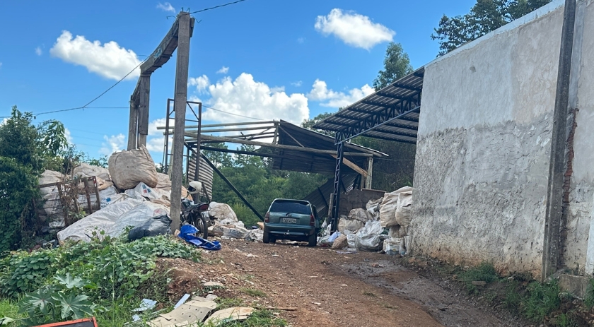 Incêndio em depósito de recicláveis mobiliza bombeiros no bairro Joana