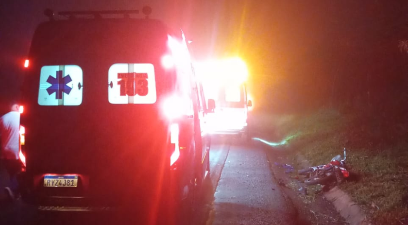 Motociclista sofre ferimentos graves e condutor do carro foge