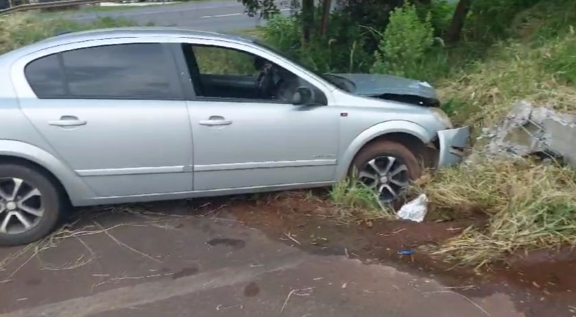 Carro bate em poste e interrompe fornecimento de energia e água