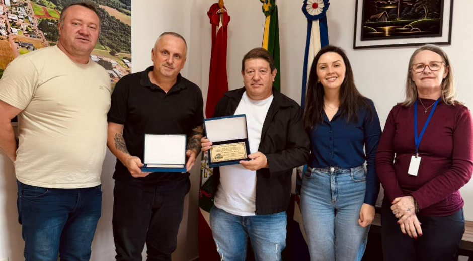 Município homenageia autores do novo Hino Oficial do município