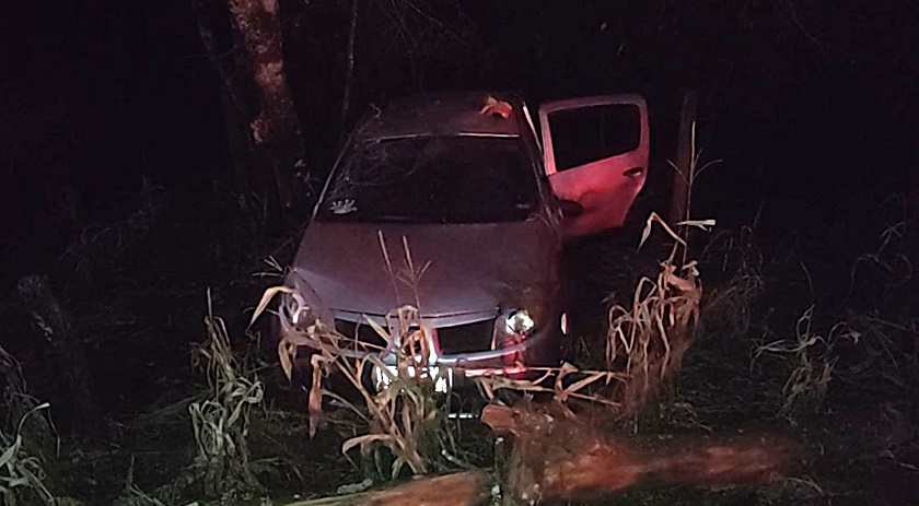 Veículo sai da pista e capota na PR 180. Duas pessoas feridas