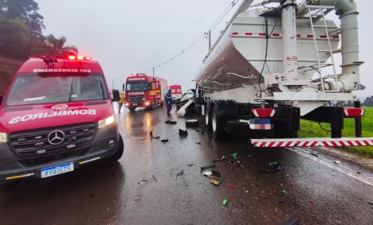 Motorista morre em acidente entre carro e caminhão