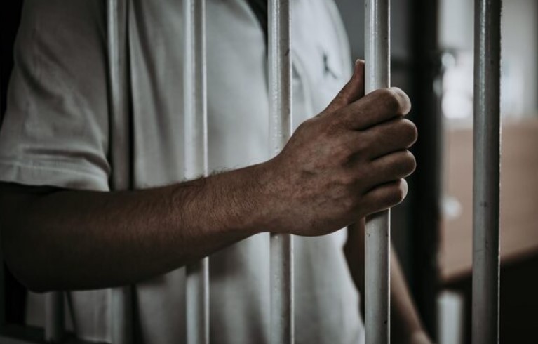 Homem é preso por agredir mulher durante ocorrência de violência doméstica