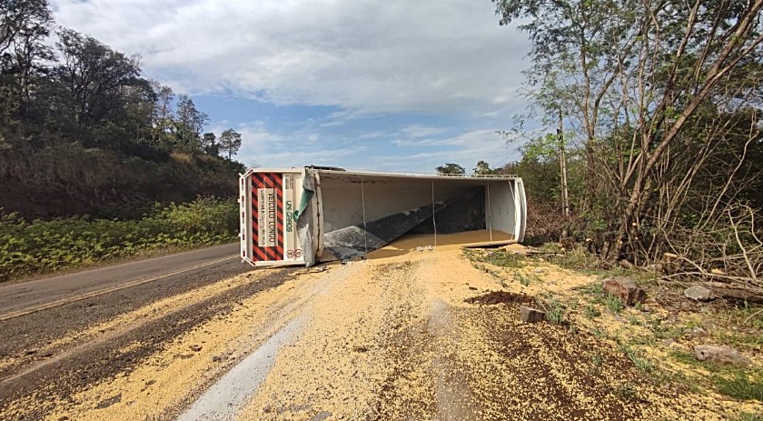 Carreta carregada com soja tomba na BR-163 em Capitão Leônidas Marques