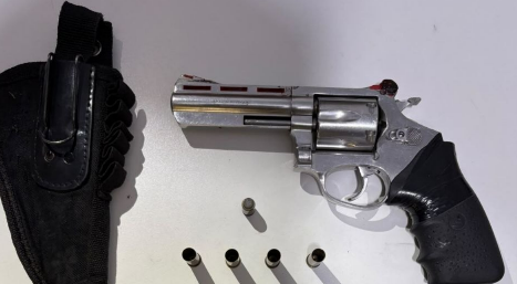 Polícia apreende revólver calibre .38 após denúncia de ameaça