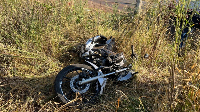 Colisão grave entre Amarok e moto deixa dois jovens feridos na SC-163