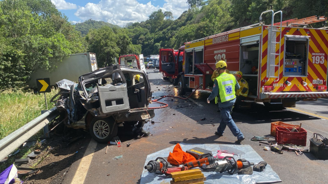 Colisão entre carro e caminhão deixa feridos e socorro aéreo precisa ser acionado na BR-282