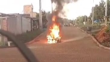 Moto pega fogo no meio da rua na Cohab Terra Nossa