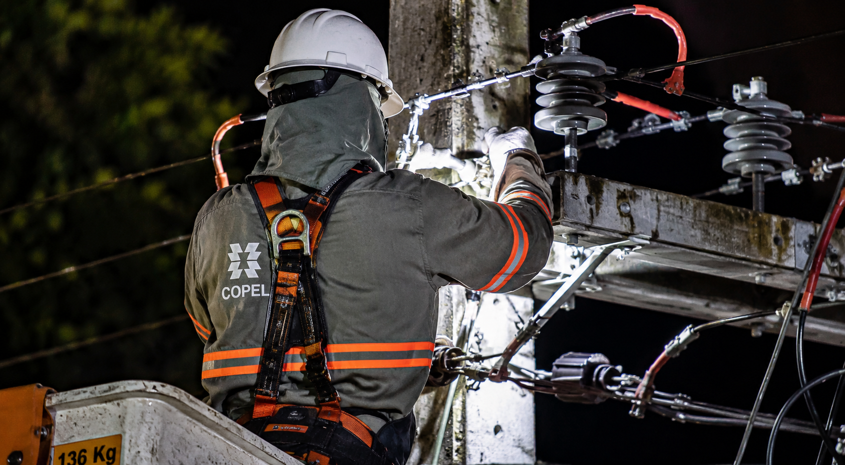 Evento climático provoca queda de poste e deixa consumidores sem energia