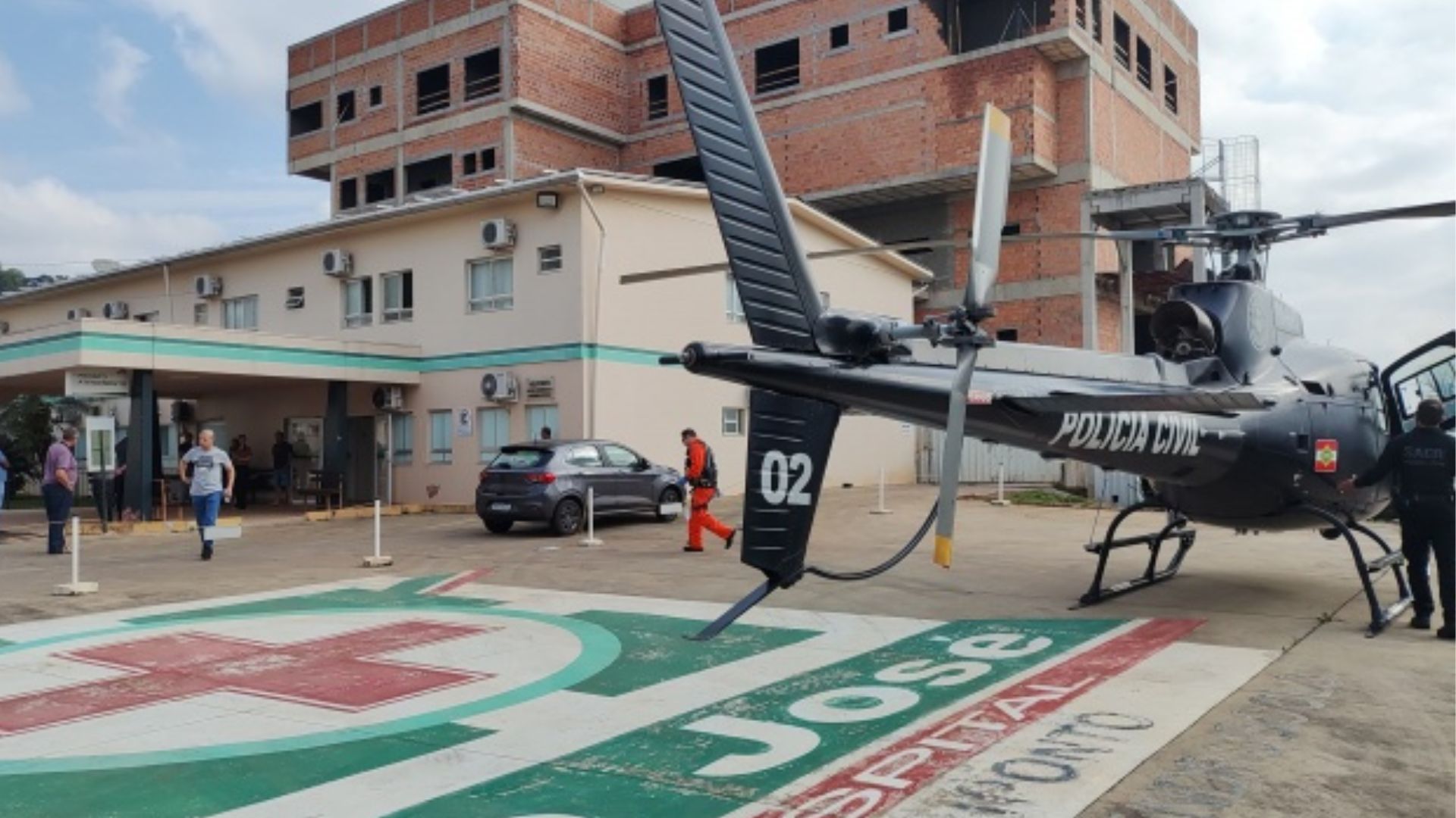 Menina de 3 anos é atingida na cabeça por retroescavadeira