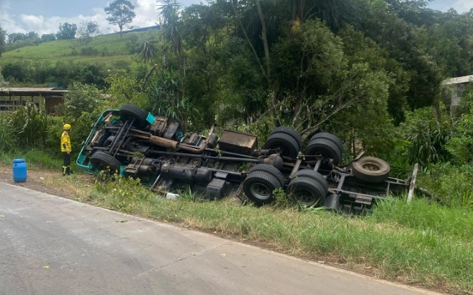 Caminhão carregado com alimentos sai da pista, tomba e colide em árvores na SC-155