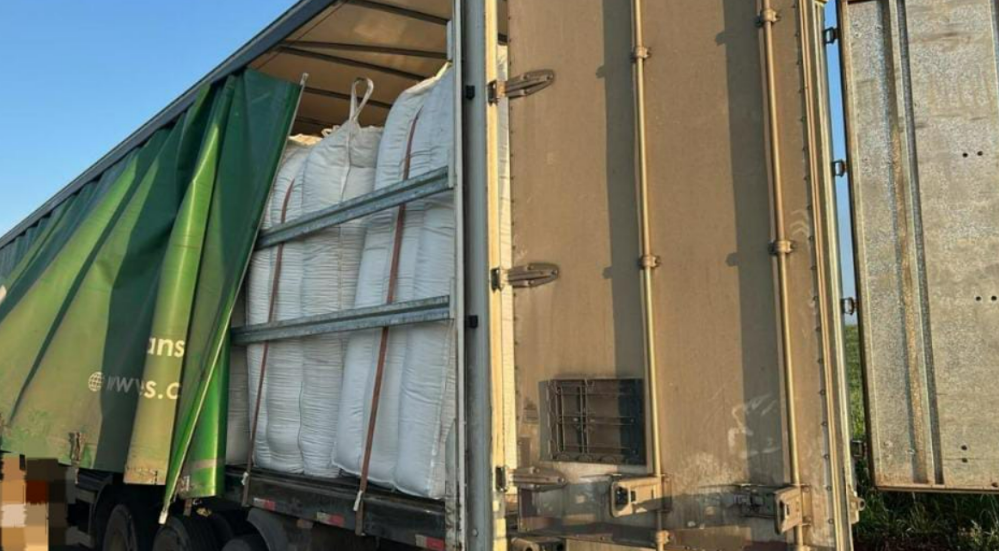 Caminhão com 22 bags de plástico picado é apreendido por suspeita de contrabando