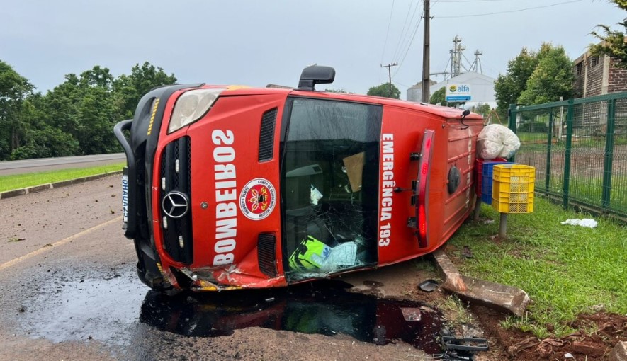 Acidente com ambulância tomba após colisão na BR-282