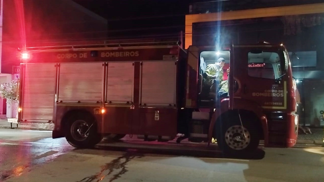 Incêndio em loja de colchões destrói estoque devido ao calor intenso