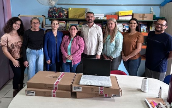 Professores da Educação infantil recebem notebooks para apoio pedagógico