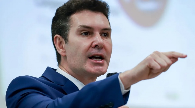 Governo estuda incluir famílias com renda de até R$ 12 mil no Minha Casa, Minha Vida, diz ministro