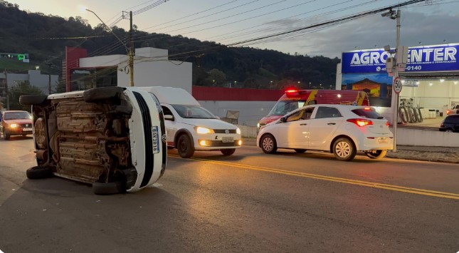 Condutor é detido por dirigir embriagado e provocar acidente