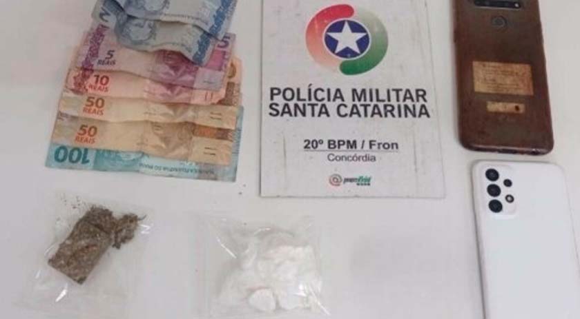 Após denúncia, dois homens são presos por tráfico de drogas