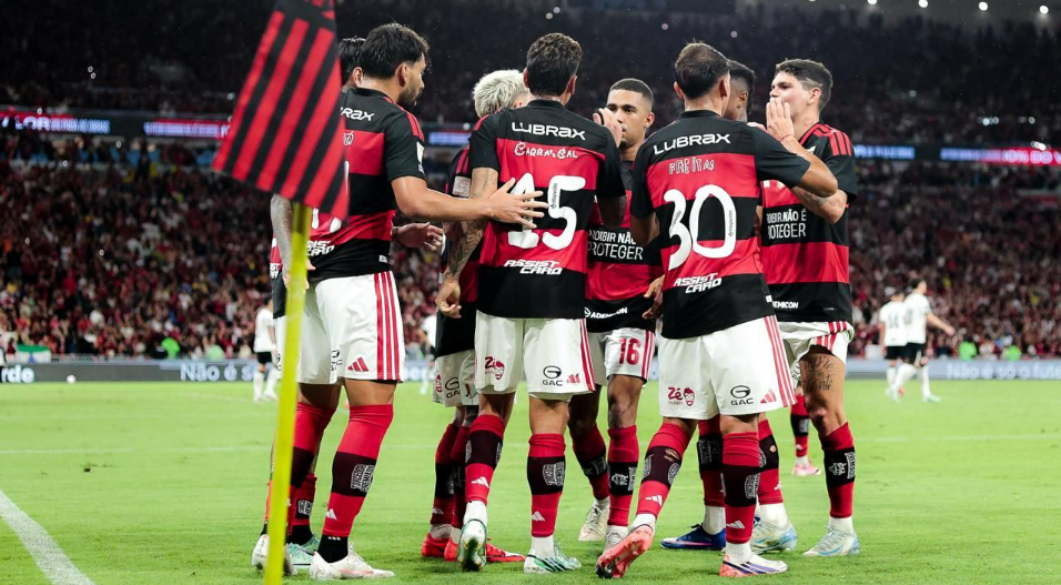Flamengo vence Atlético-MG com gol no último lance e retoma liderança do Brasileirão