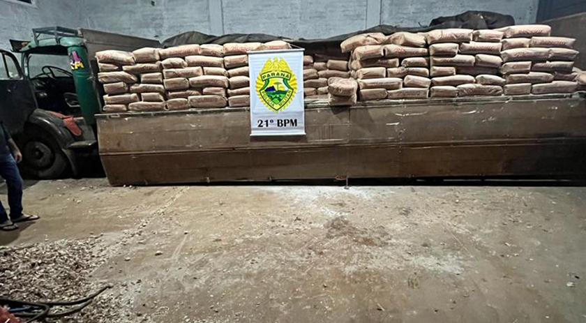 Grande quantidade de farinha e alho de origem Argentina são apreendidos em galpão pela Polícia Militar