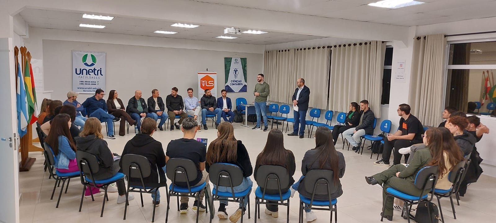 Unetri realiza roda de conversa entre acadêmicos e empresários