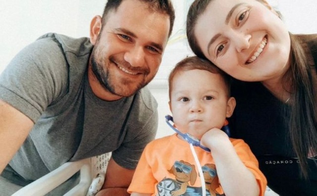 Família de bebê de um ano e nove meses de Descanso faz campanha para tratamento contra o câncer