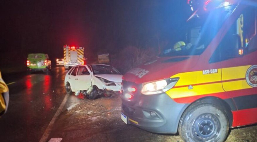 Casal fica ferido após carro sair da pista e bater em canaleta em rodovia do Oeste Catarinense