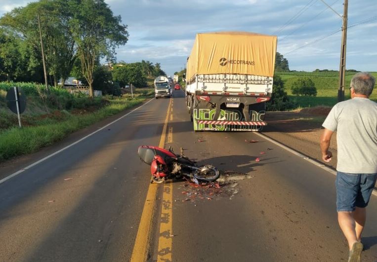 Colisão entre moto e caminhão deixa duas pessoas feridas