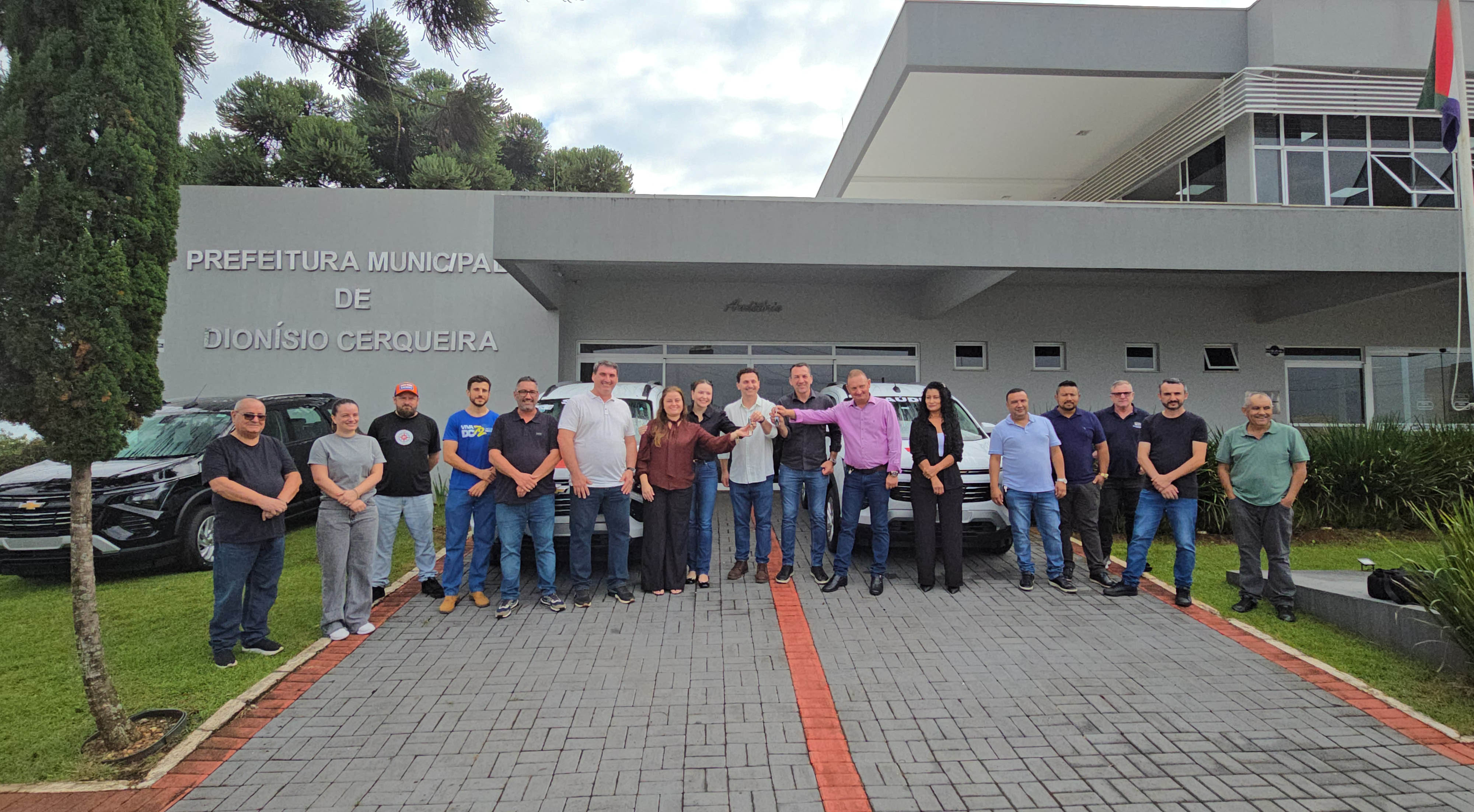 Secretaria de Saúde recebe dois veículos novos para transporte de pacientes