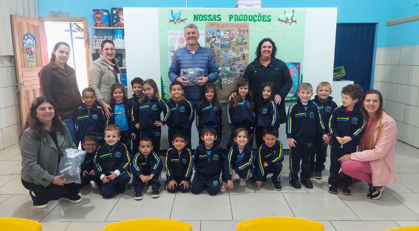 Kits de uniformes são entregues à Rede Municipal