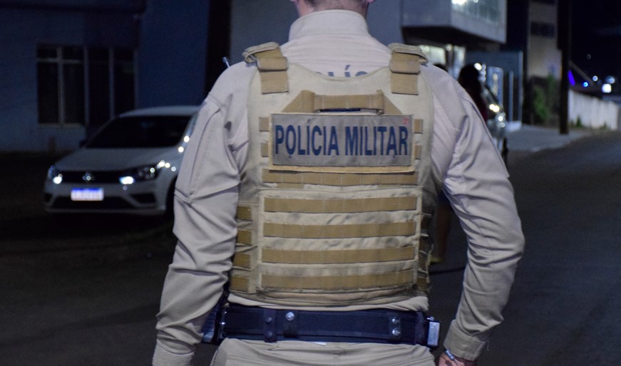 Homem é preso por tráfico de drogas durante abordagem policial na madrugada