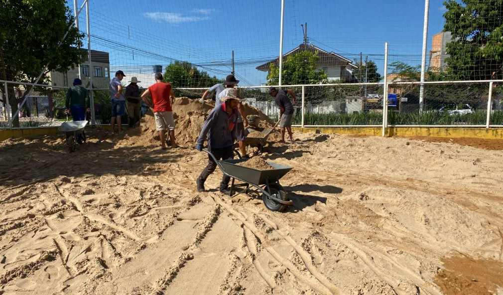 Substituição da areia na quadra da praça Dalilo Quintino Pereira garante mais conforto e melhor infraestrutura