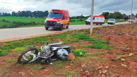 Motociclista perde controle em curva, invade canteiro central e cai na BR-163