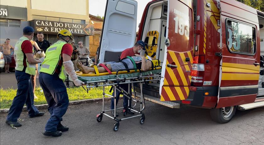 Idosa sofre ferimentos após ser atropelada no centro