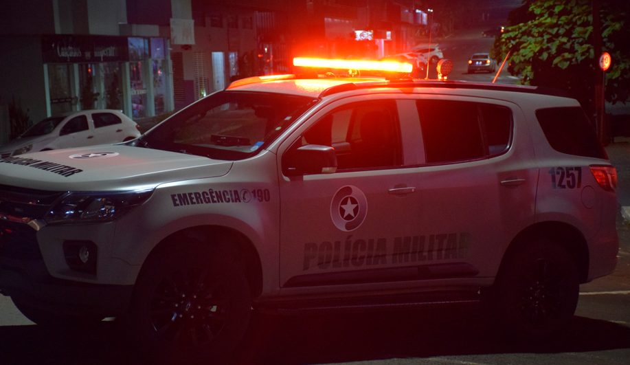 Homem tenta atropelar mulher e furta celular