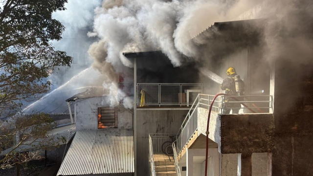 Incêndio em prédio mobiliza Bombeiros