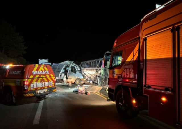 Motorista de van morre em colisão contra ônibus de banda na BR-470