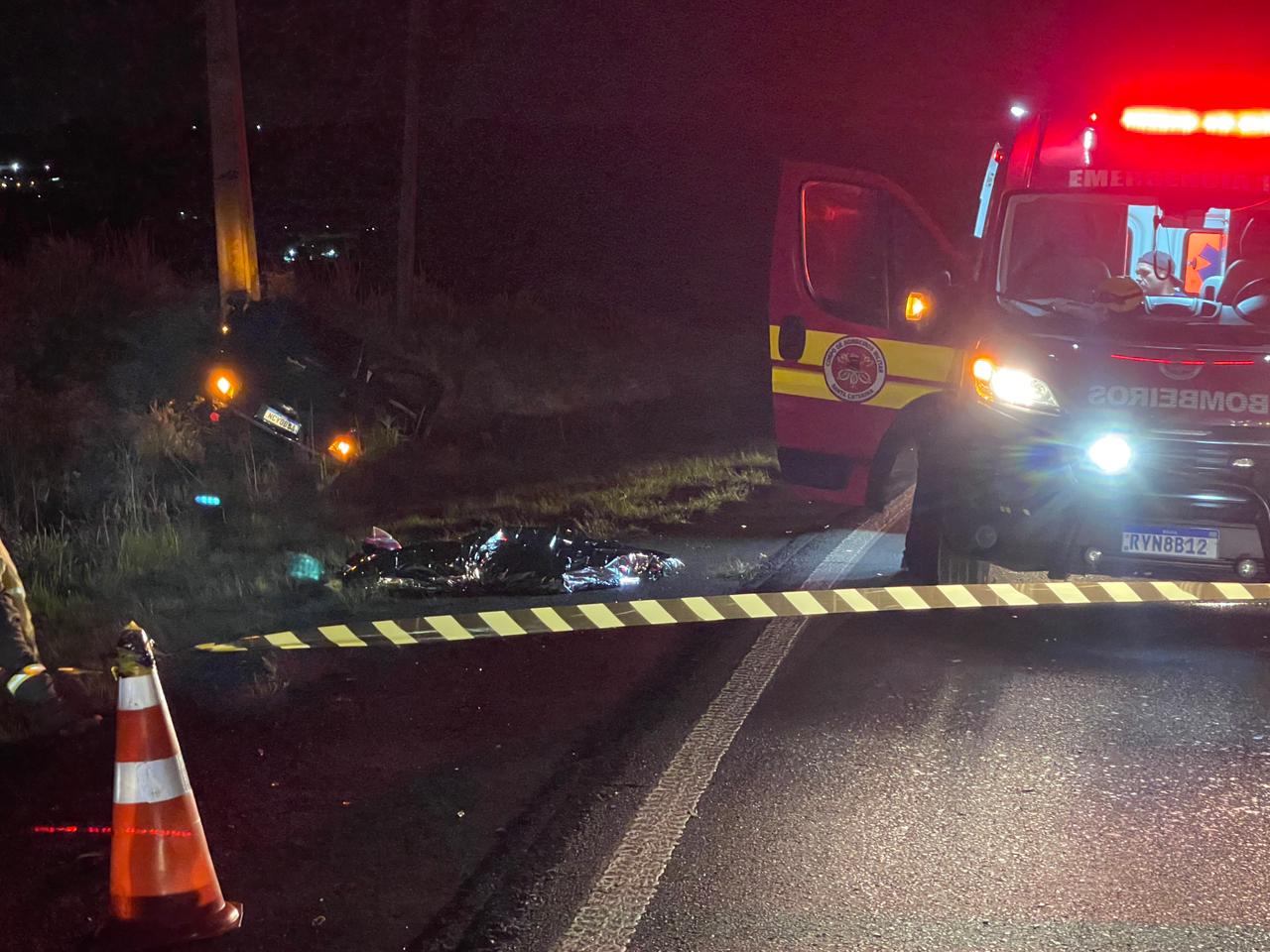 Grave acidente entre carro e moto deixa um morto e uma mulher ferida na BR-163