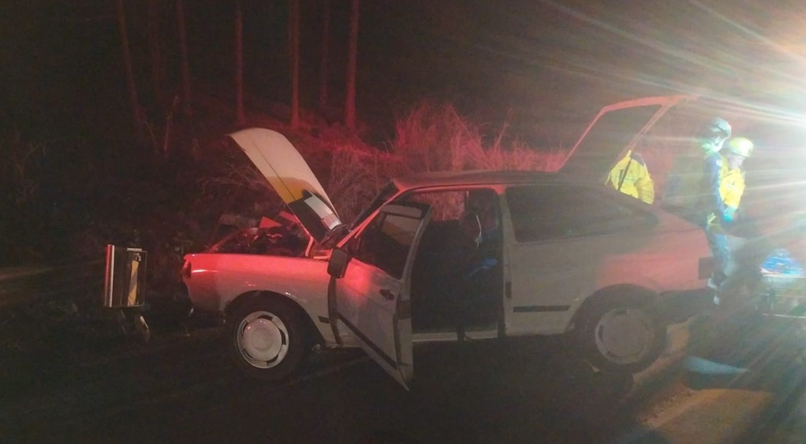 Motorista fica ferido após carro atingir guard rail na SC-305