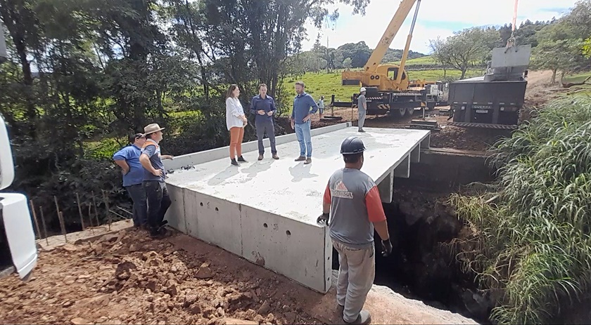 Administração municipal realiza obra da tão sonhada ponte de concreto da Linha Campinho