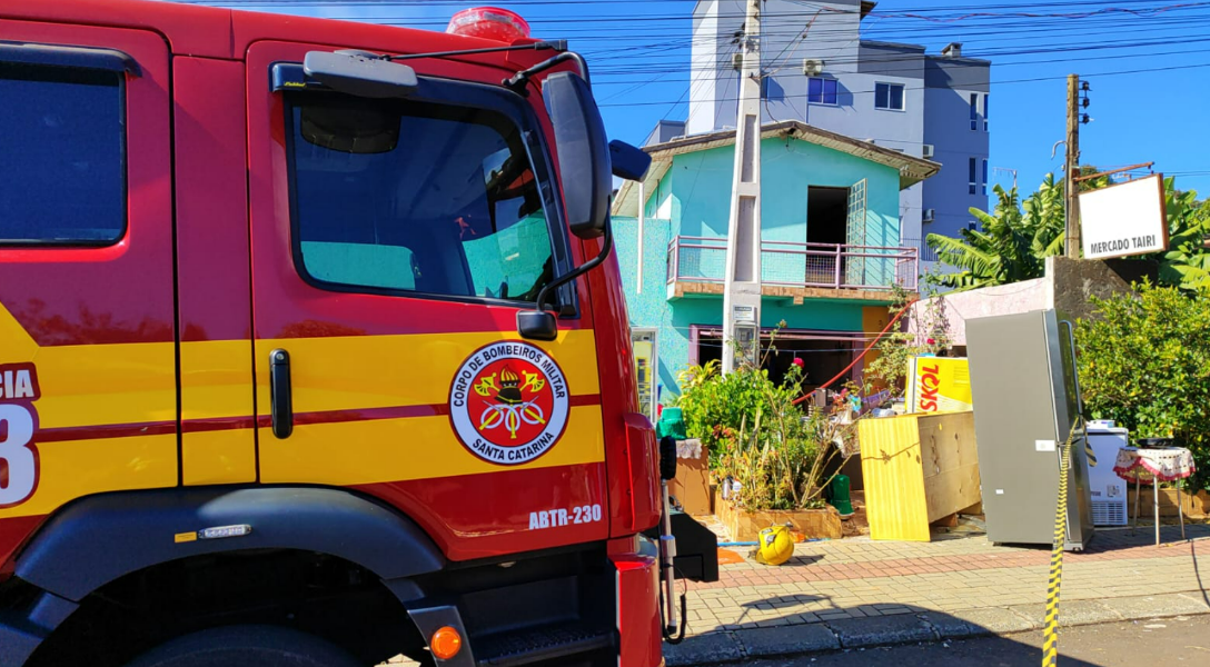 Incêndio de grandes proporções destrói residência, kitnets e mercearia
