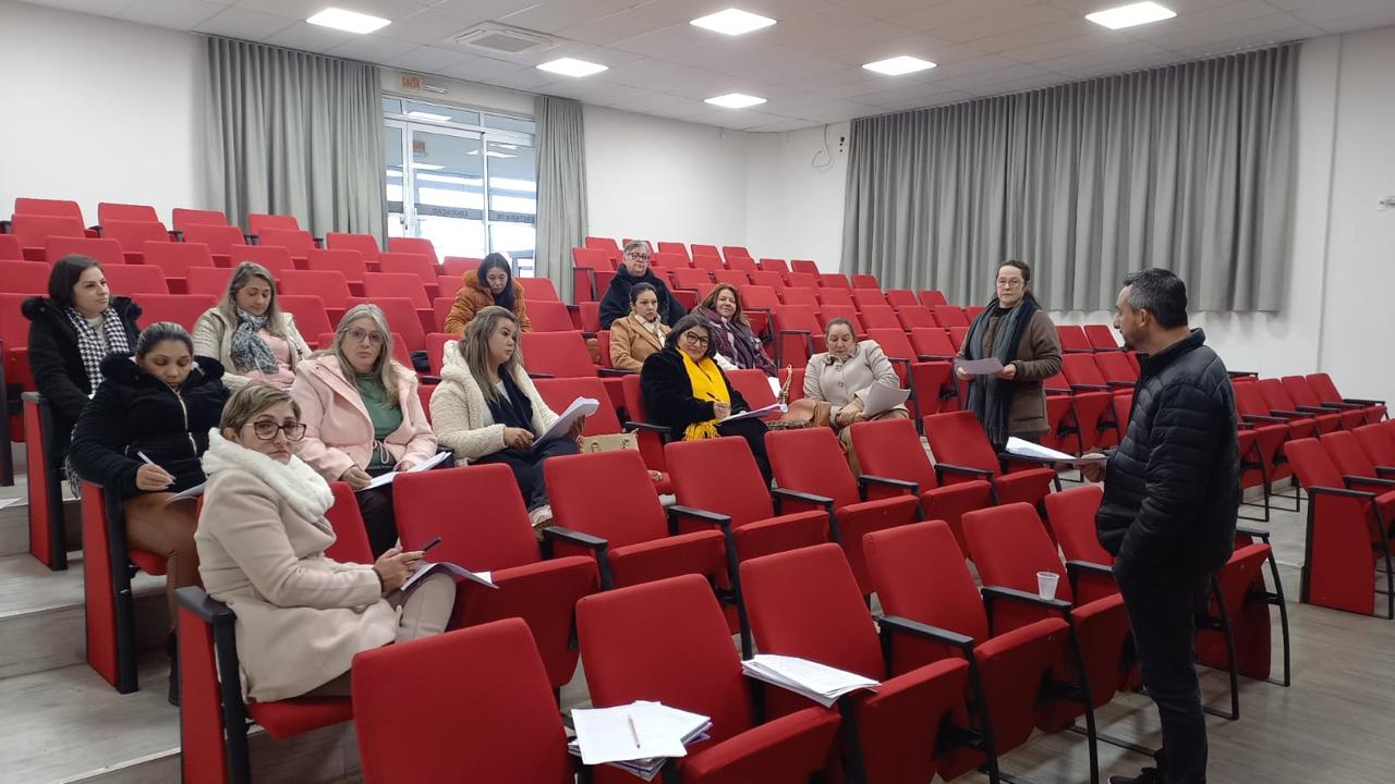 Reunião de avaliação com diretores escolares e Secretaria de Educação