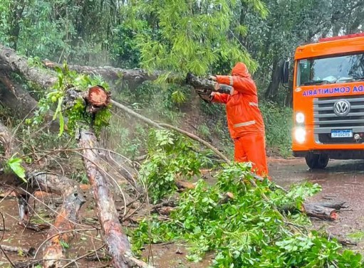 Chuvas fortes mobilizam bombeiros para atender diversas ocorrências