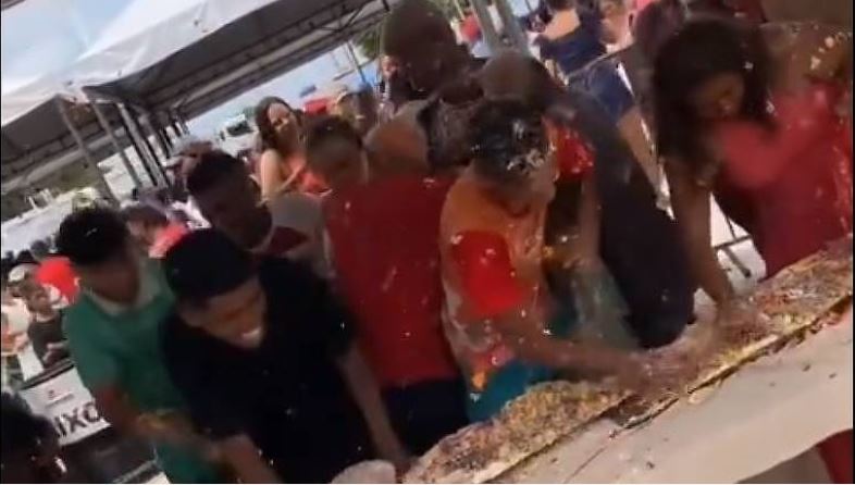 Virou guerra! Bolo de 62 metros é ‘destruído’ em segundos em festa de aniversário de cidade