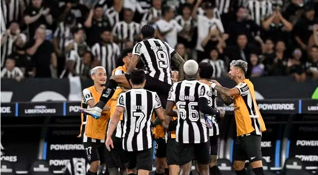 Artur faz golaço e garante vitória do Botafogo sobre o Estudiantes na Libertadores