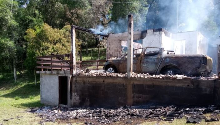 Incêndio devasta residência e veículo em Capinzal