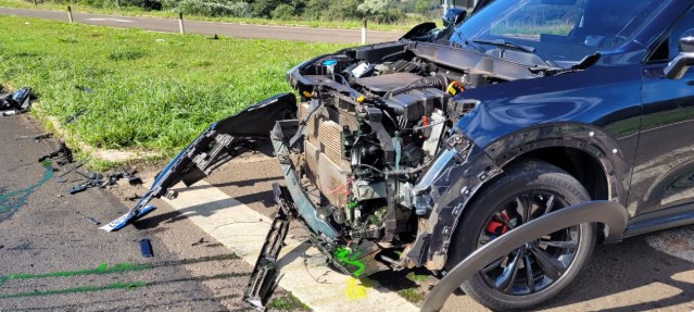 Colisão envolve carro e caminhão
