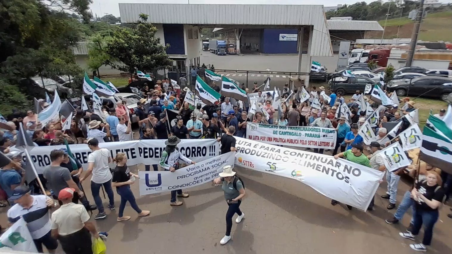 Manifestação em prol do Leite reúne dezenas de agricultores